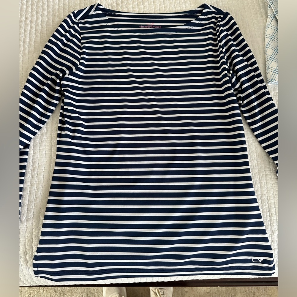Vineyard Vines 3/4 sleeve navy and white performance top